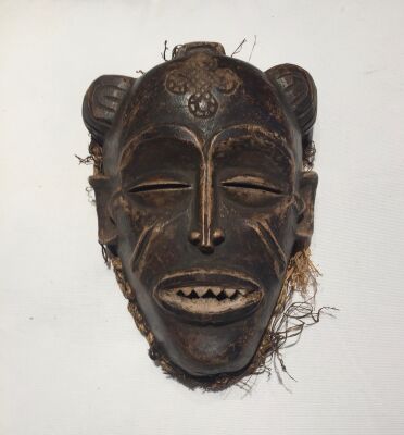 Chowke: Maske af udskåret og patineret træ, prydet med skæg af plantefibre, Congo, ca. 1950 H. ca. 20.