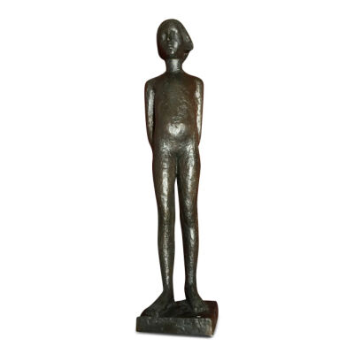 Hanne Varming: "Karen Margrethe", 1976. Figur af mørkt patineret bronze. H. 114 cm.