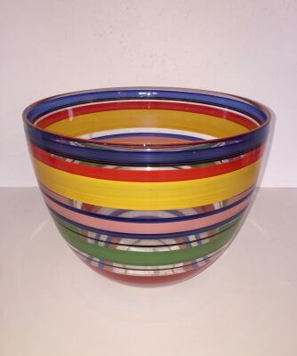 Ulrica Hydman-Vallien: Stor vase af glas dekoreret i horisontale emaljefarver. Signeret. Udf. for Kosta Boda. H: 26 cm.