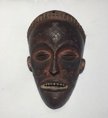 Chowke: Maske af udskåret og patineret træ, Congo, ca. 1920 H. 20.