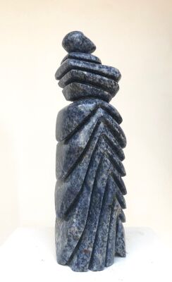 Jesper Neergaard: "'Blå Havfrue", 2004. Skulptur udhugget af Brasiliansk Axul Bahia granit. 35x11x11 cm.
