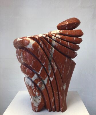 Jesper Neergaard: "'Siddende Vogter", 1997. Skulptur udhugget af Belgisk Royal Rouge marmor. 35x25x15 cm.