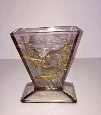 Fransk glasbrug: Konisk art deco vase af røgfarvet og delvist forgyldt glas, støbt med fisk. H. 15.
