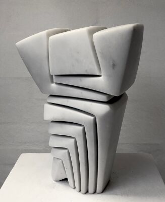 Jesper Neergaard: "'Karyatide", 2008. Skulptur af udhugget Bianco Pi marmor. 28x19x10