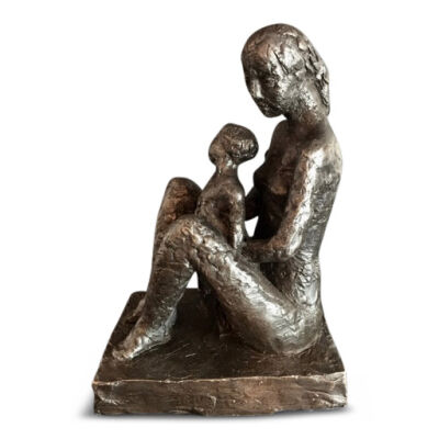 Hanne Varming: "Knælende mor med barn". Figur af brunpatineret bronze. Sign. HV . H. 25 cm.
