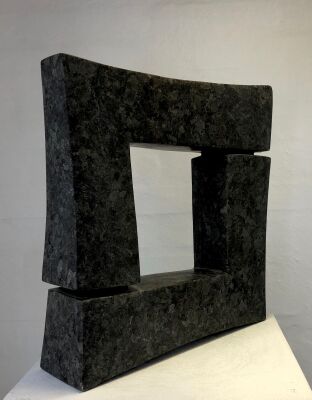 Jesper Neergaard: "Space Frame", 2002. Skulptur af udhugget Norsk Blue Pearl granit. H. 33x31x9 cm.