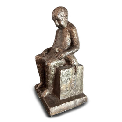 Hanne Varming: "Ældre kvinde med hund". Figur af brunt patineret bronze. Sign. HV 2/6. H. 38 cm.