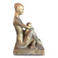 Hanne Varming: "Siddende mor med barn". Figur af brunpatineret bronze. Sign. HV 2/6. H. 28 cm.