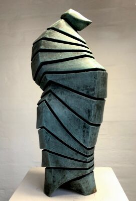 Jesper Neergaard: "Næsehorns Gud", skulptur af bronze. Sign. I/II, 50x20x14 cm.