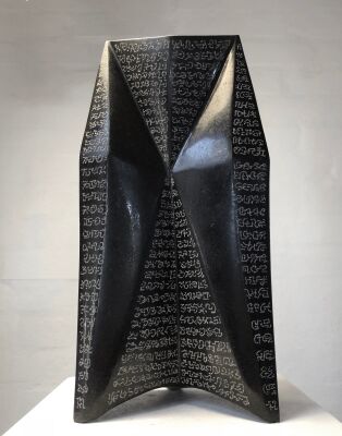 Jesper Neergaard: "Millenium Katedral", 2008. Skulptur af udhugget, poleret sort granit. H. 40x20x16 cm
