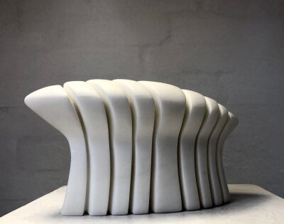 Jesper Neergaard: "Standing Wave", 1996. Skulptur af udhugget Statuario marmor. 13x24x10 cm.