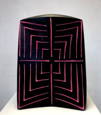 Jesper Neergaard: "Rum Kapsel - Time Gate", 2003. Skulptur af udhugget, svensk diabas. H. 29x22x8cm