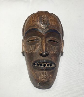 Chowke: Maske af udskåret og patineret træ, Congo, ca. 1900-1920 H. 22.