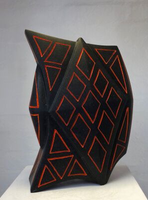 Jesper Neergaard: "Rum Kapsel III - Rhombus", 2003. Skulptur af udhugget, svensk diabas. H. 35x26x9 cm.