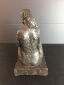 Hanne Varming: "Knælende mor med barn". Figur af brunpatineret bronze. Sign. HV . H. 25 cm.