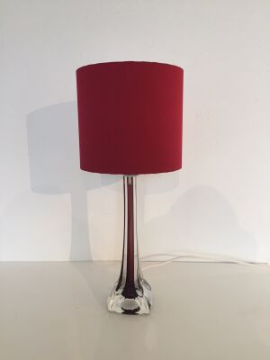 Flygsfors: Original signeret glaslampe, ca. 1970. Rubinrødt inderfang.  H. 28, - incl. skærm 47 cm