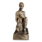 Hanne Varming: "Knælende mor med barn". Figur af brunt patineret bronze. Sign. HV 2/10. H. 24 cm.