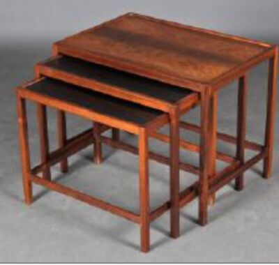 Helge Vestergaard/Jason: Et sæt indskudsborde, palisander (3) To mindre borde med plader af sort formica. 60 x 40 x 47 cm
