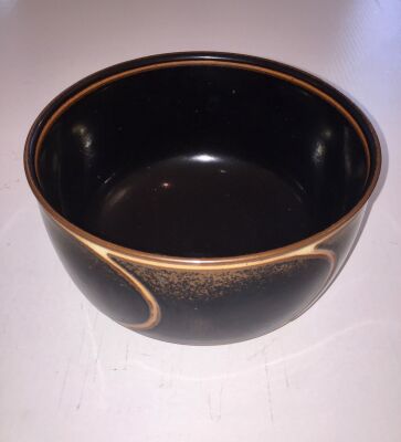 Alev Siesbye: Skål af stentøj, dekoreret i okker og brunlig glasur. Udf. for Kgl. P. H. 13. Diam: 22 cm