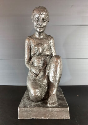 Hanne Varming: "Siddende mor med barn". Figur af brunpatineret bronze. Sign. HV 2/6 .H. 38.