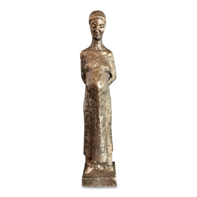 Hanne Varming: "Gravid kvinde med hænder på ryggen". Figur af brunt patineret bronze. Sign. HV 4/6. H. 35 cm