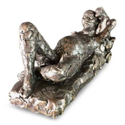 Hanne Varming: "Liggende gravid". Figur af mørktpatineret bronze. Sign. HV. H. 12. B. 22.