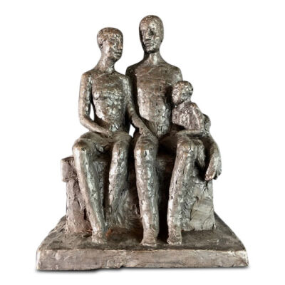 Hanne Varming: "Familie på bænk", figurgruppe af bronze. Sign. HV. H. 36. B. 26.