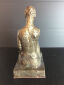 Hanne Varming: "Siddende mor med barn". Figur af brunpatineret bronze. Sign. HV 2/6. H. 28 cm.