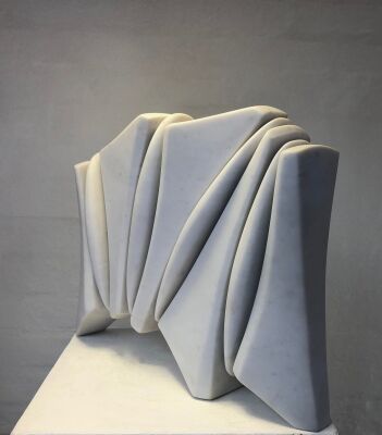Jesper Neergaard: "'Solar Bridge", 2010. Skulptur af udhugget Bianco Carrara marmor. 30x40x9 cm