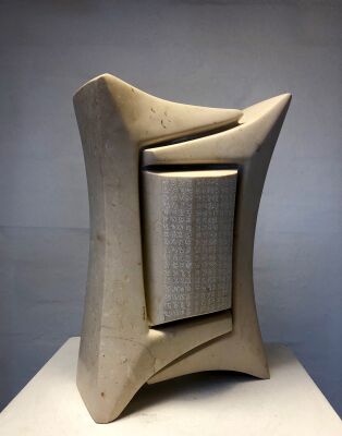 Jesper Neergaard: "'Bede Mølle", 2004. Skulptur udhugget af Trani marmor. 29x20x11 cm.