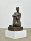 Hanne Varming: "Siddende Kvinde", 1993. Figur af mørktpatineret bronze. Sign. Hanne Varming. Udf. i 3 eks. H. 114 cm