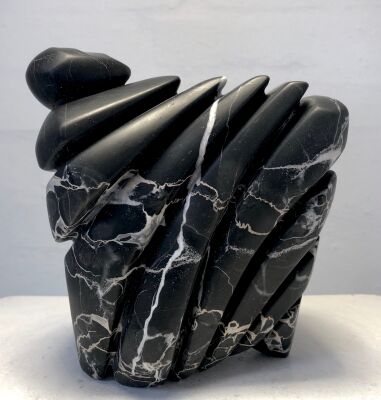 Jesper Neergaard: "Lille Siddende Vogter", 2008. Skulptur af udhugget Portoro marmor. H. 16x15x10 cm.