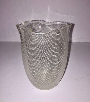 Holmegaard: Fliget vase af glas indlagt med hvidt netværk. Ca. 1940. H. 14.
