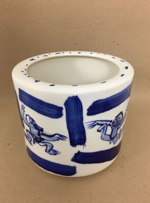 Cylindrisk vase af dekoreret porcelæn. Sign. 2016. Diam. 22, H. 19.