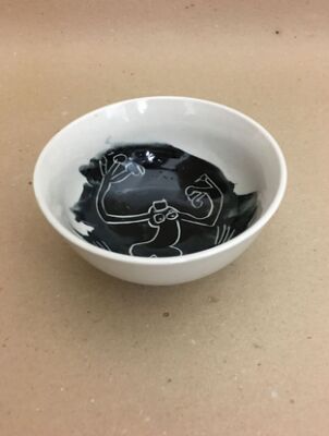 Lille skål af dekoreret porcelæn. Sign. 2016. Diam.  11,5. H. 5,5.