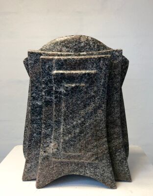 Jesper Neergaard: "'Pagt", 2006. Skulptur udhugget af Dolomit granit. 23x18x9 cm