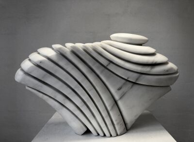 Jesper Neergaard: "'Sky Meditation", 2004. Skulptur af Statuario nuvolato marmor. 22x36x12 cm.