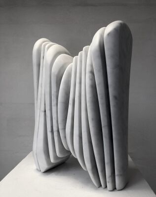 Jesper Neergaard: "'Soltempel", 2010. Skulptur af udhugget Bianco Carrara marmor. 31x22x12 cm.