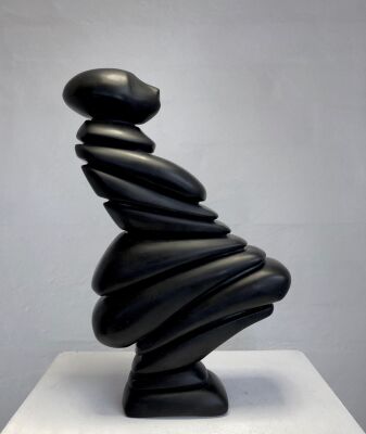 Jesper Neergaard: "Kvinde på Hug", 2010, Skulptur af udhugget sort belgisk marmor. H. 30x18x8 cm.