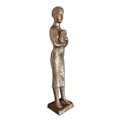 Hanne Varming: "Kvinde med 2 hunde". Figur af brunt patineret bronze. Sign. HV 1/6. H. 70 cm