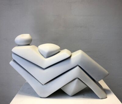Jesper Neergaard: "'Pensionisten", 2009. Skulptur udhugget af Bianco På marmor. 18x29x11 cm.
