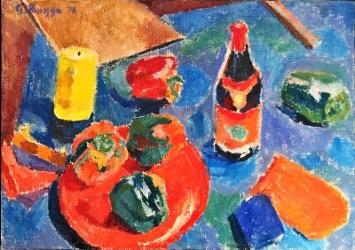 Grethe Bagge: Opstillinge med vinflaske og peberfrugter. Olie på lærred. Signeret og stmpl. Grethe Bagge Collection. 65 x 91