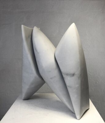 Jesper Neergaard: "Treform", 2000. Skulptur af udhugget Bianco Pi marmor. 28x26x10 cm.