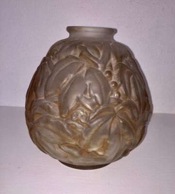 Fransk glasbrug, ca. 1925: Buttet vase af presset og rødbrunt patineret glas. H. 21